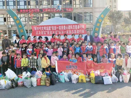 张岩一家亲“一衣一物寄深情 浓浓关怀暖童心”
